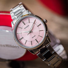 Load image into Gallery viewer, Casio watch women set