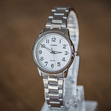 Load image into Gallery viewer, Casio watch women set
